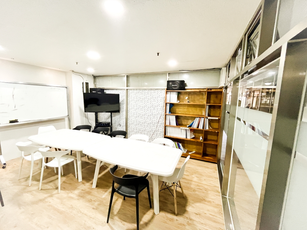 フィリピン留学 Cebu21 - Wales-Listening Room-3